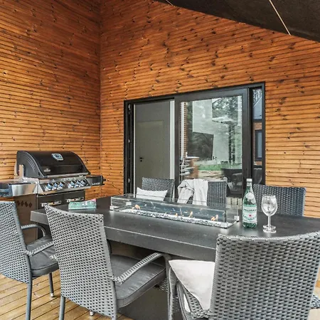 6 Bedroom Pet Friendly In *